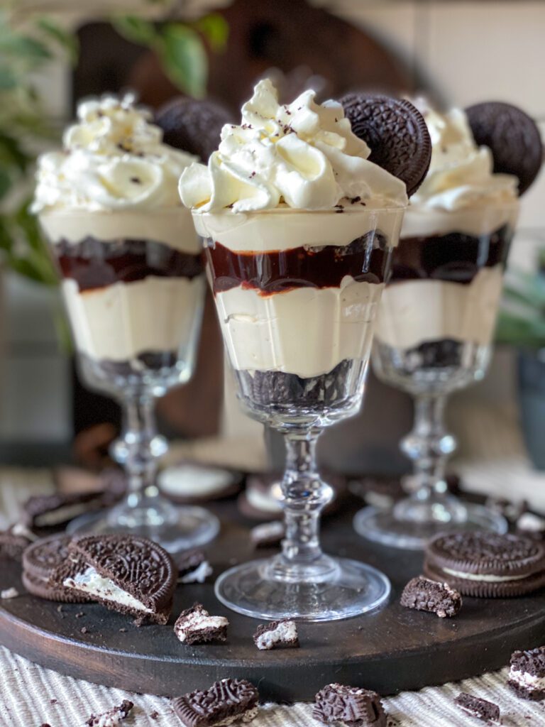 Oreo toetje met chocoladesaus