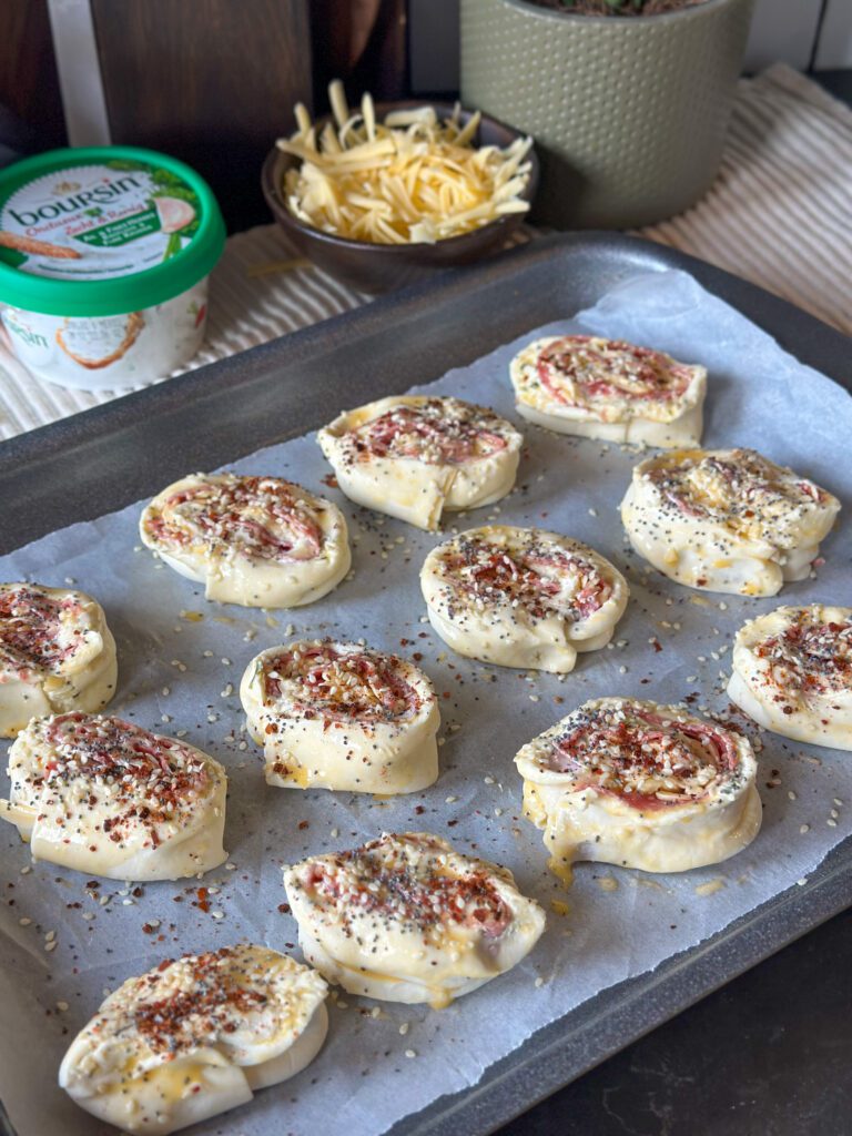 Bladerdeeghapjes met Boursin en salami