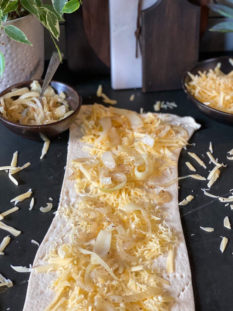 Croissant rolletjes met kaas en ui