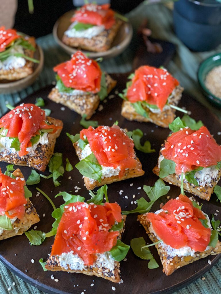 bladerdeeghapje met zalm en Boursin