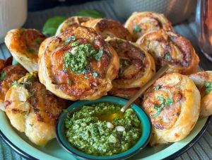 Bladerdeeghapjes met pesto en ham