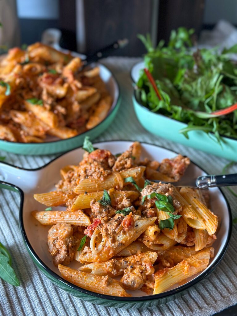 Penne in tomaten kruidenroomkaas saus