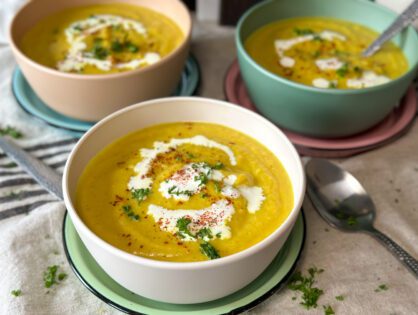 bloemkoolsoep met kerrie, geserveerd met room en peterselie