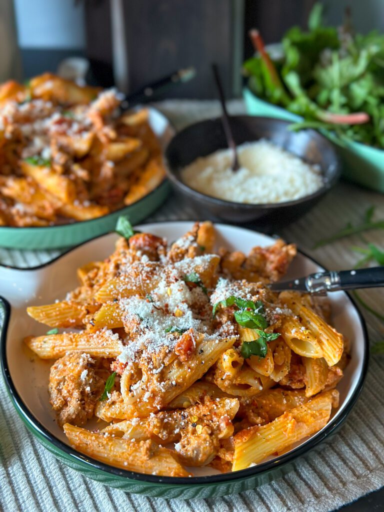 penne in tomaten kruidenroomkaas saus 