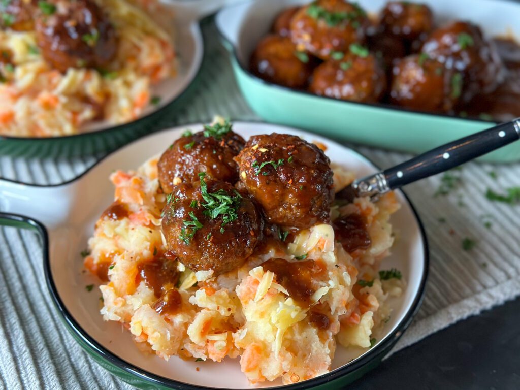 hutspot met zoet-pittige kleverige gehaktballen ofwel sticky meatballs