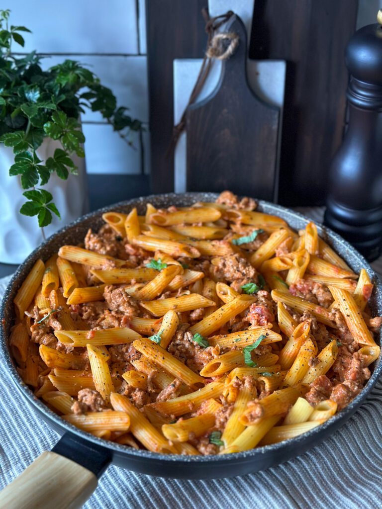 Penne in tomaten kruidenroomkaas saus