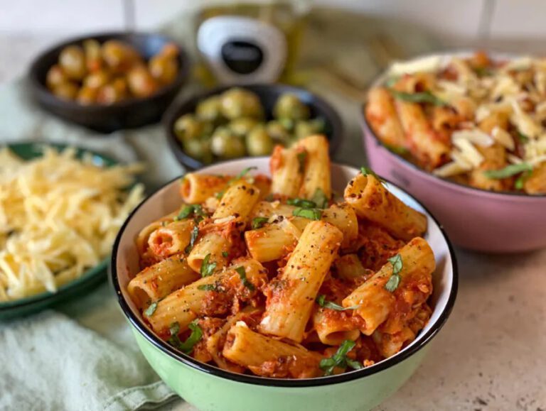 Penne met tonijn in tomatensaus