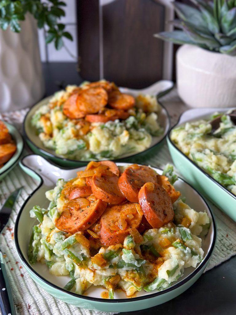 sperziebonen stamppot met kruidig gebakken rookworst 