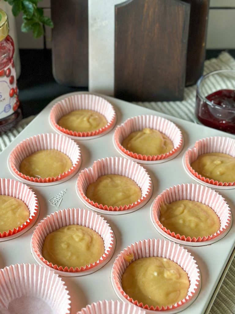 Muffins met kersenjam