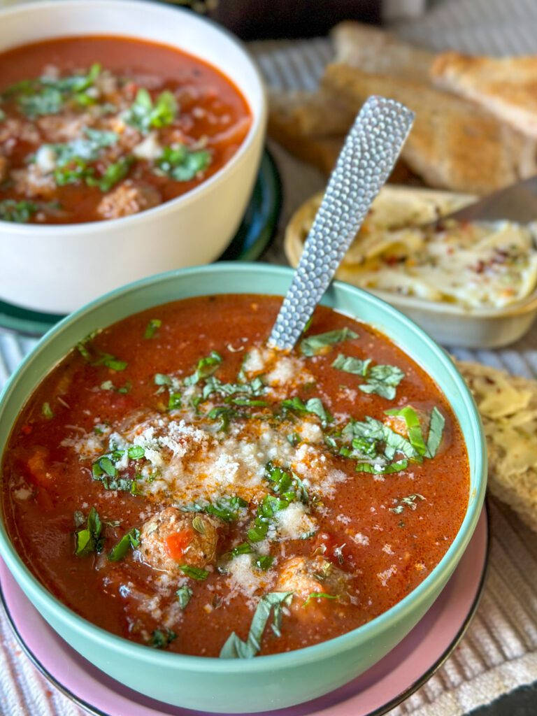 tomatensoep met gehaktballetjes en grana padano