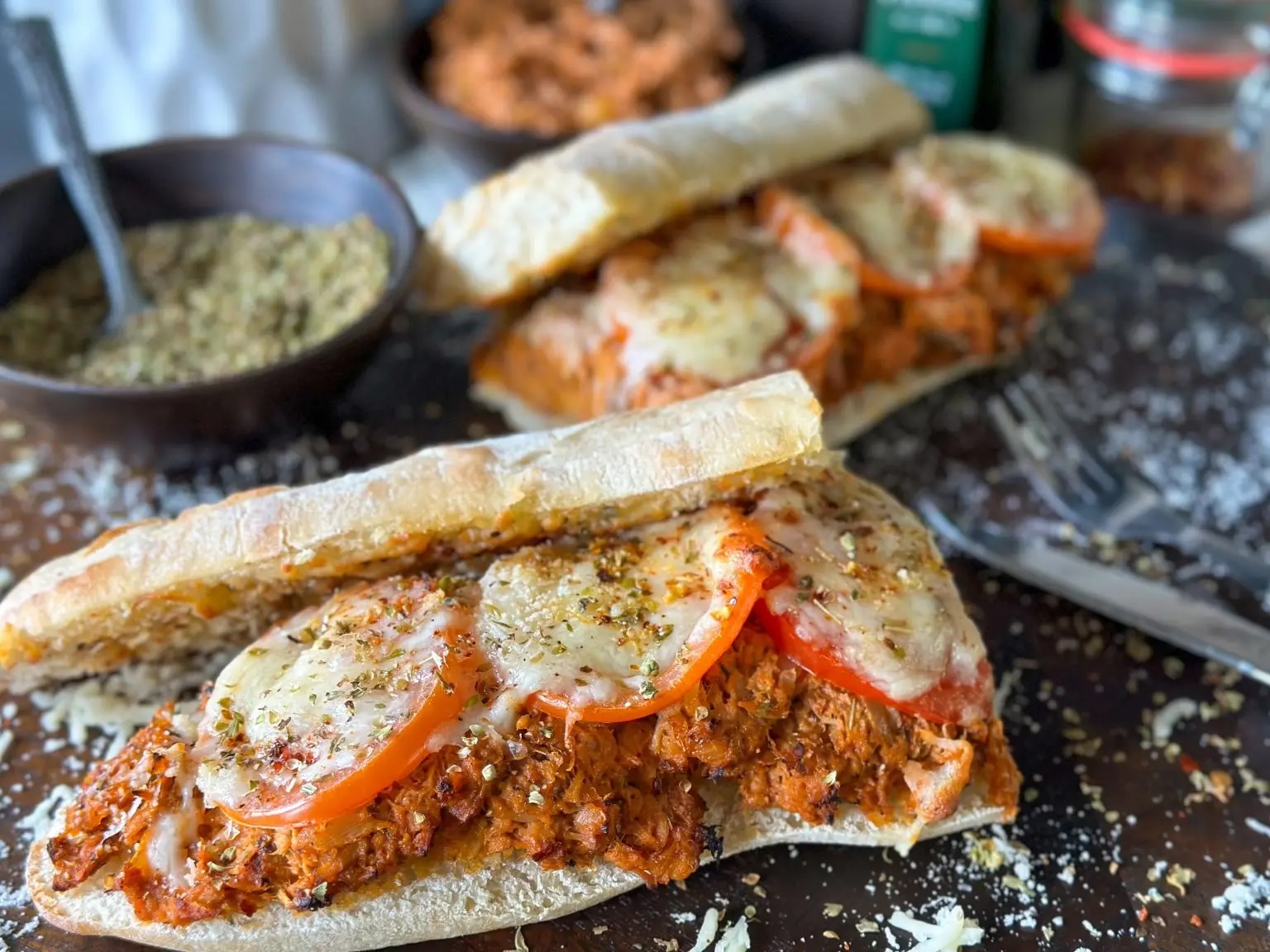 Italiaanse tuna melt stokbrood met kaas en tomaat