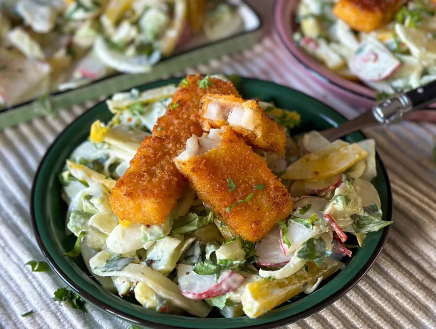pittige venkelsalade met vissticks, paprika, radijsjes en frisse dressing
