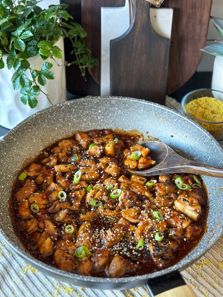 kip in zelfgemaakte Thaise woksaus 