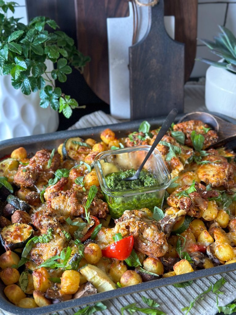 krieltjes traybake met gekruide kip en pesto