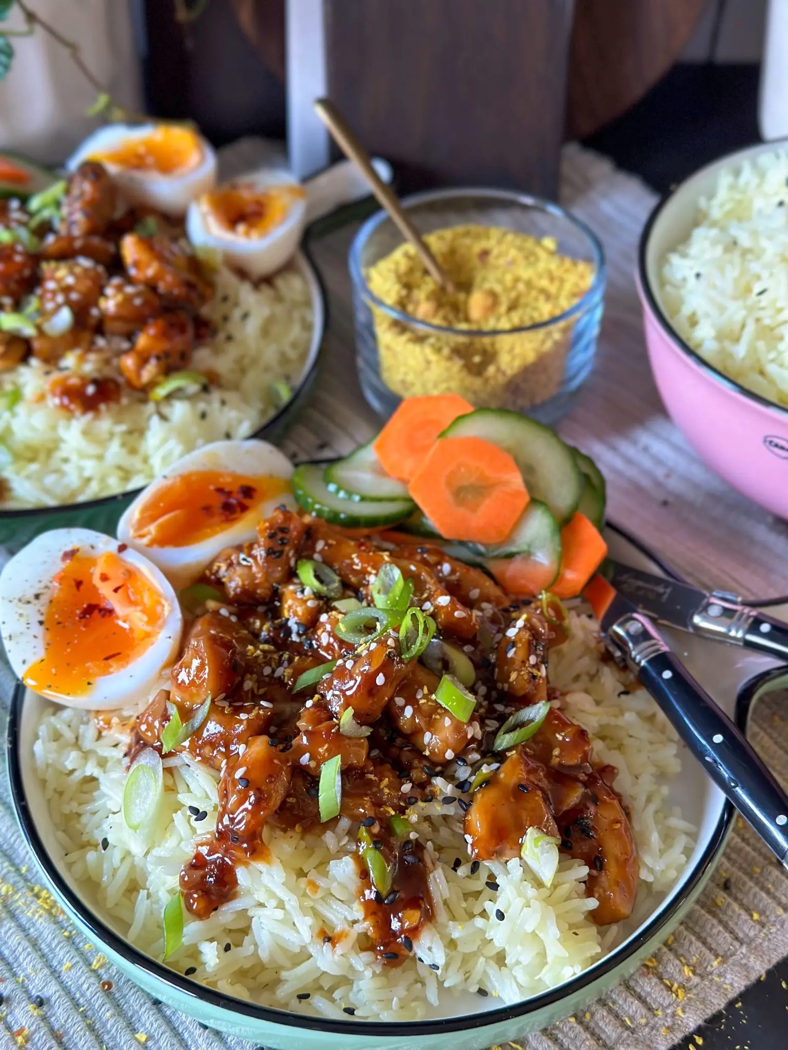 Thaise kip in zelfgemaakte woksaus geserveerd met komkommer in zuur en zacht gekookt ei