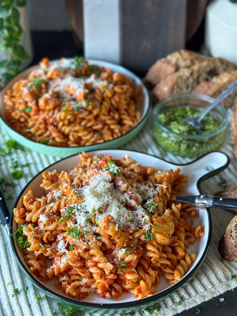Volkoren pasta met kip in tomatensaus