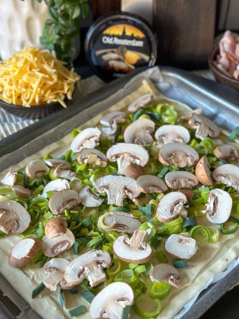 Plaattaart met smeerkaas en prei