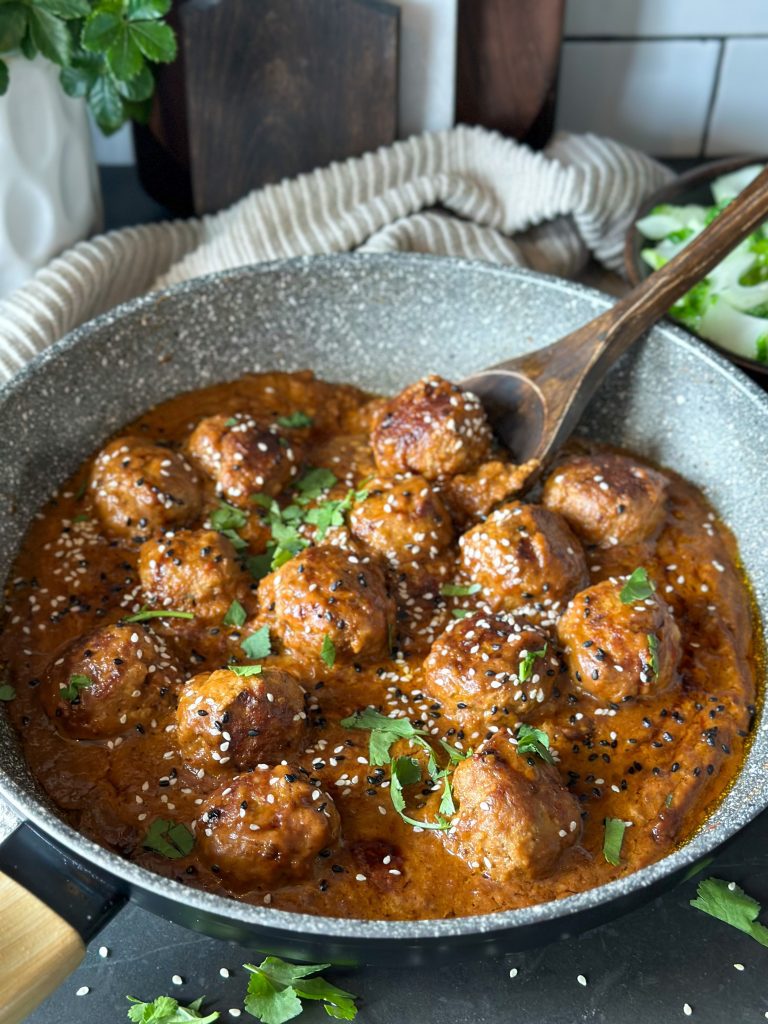 gehaktballetjes in chipotle pindasaus