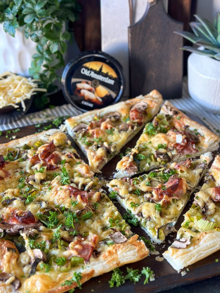 plaattaart met smeerkaas en prei 