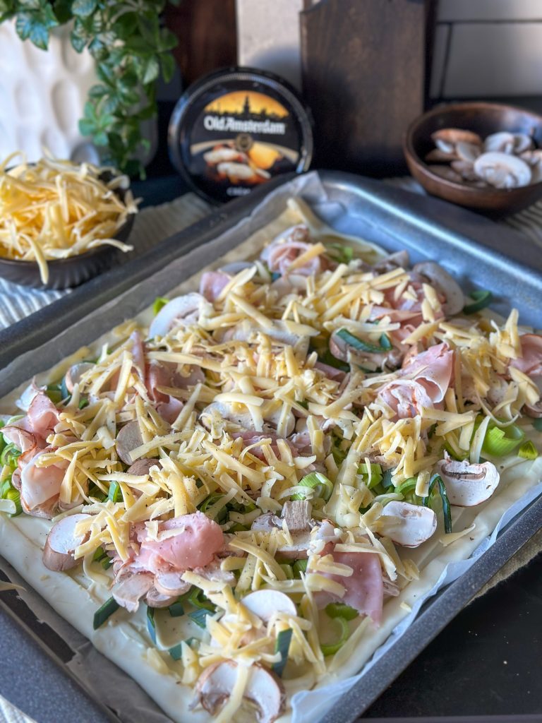 Plaattaart met smeerkaas en prei