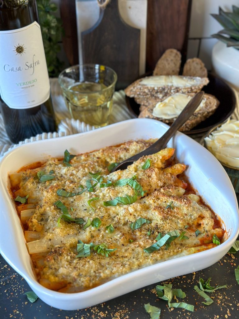 gegratineerde witte asperges in tomatensaus