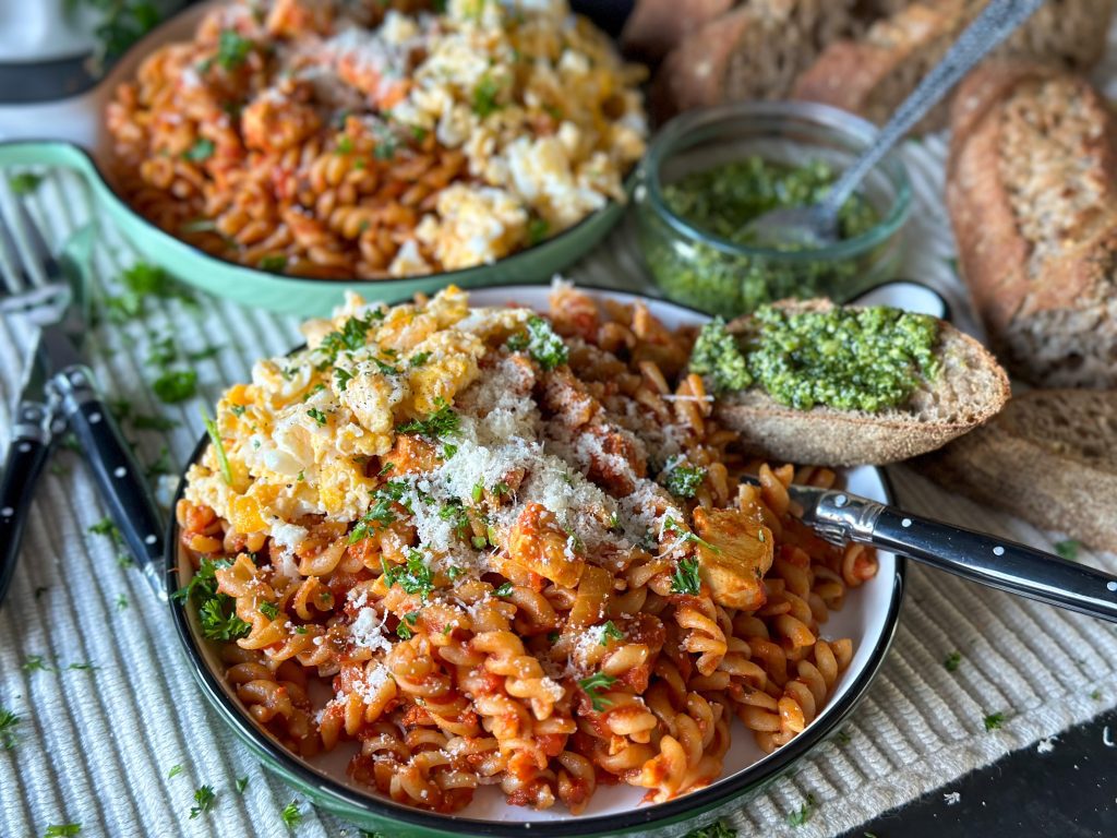 volkoren pasta met kip in tomatensaus