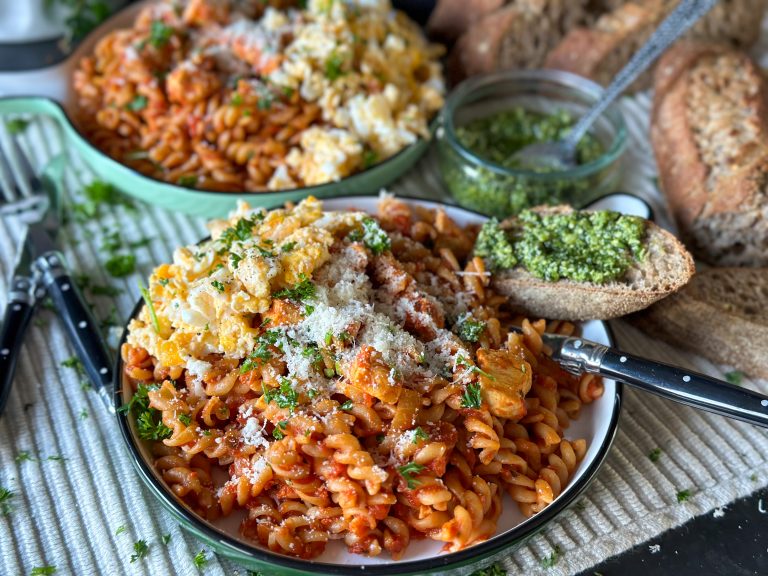 volkoren pasta met kip in tomatensaus