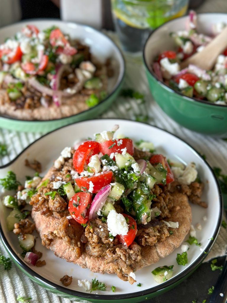 pita met Griekse gehakt en salade 