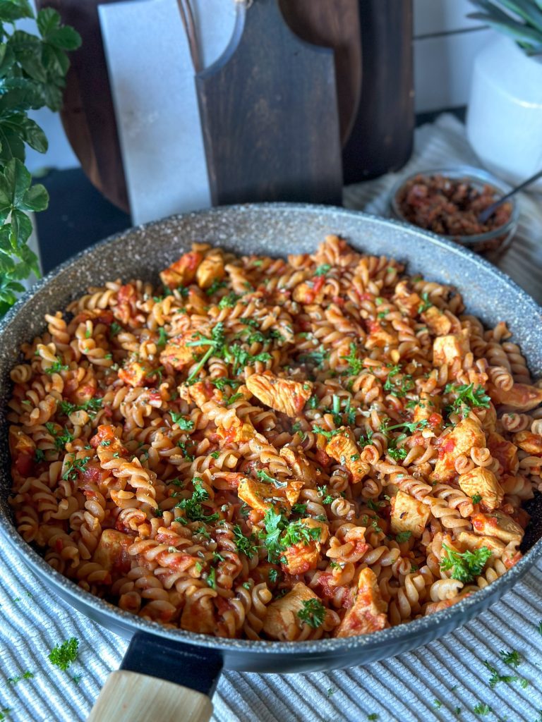 Volkoren pasta met kip in tomatensaus