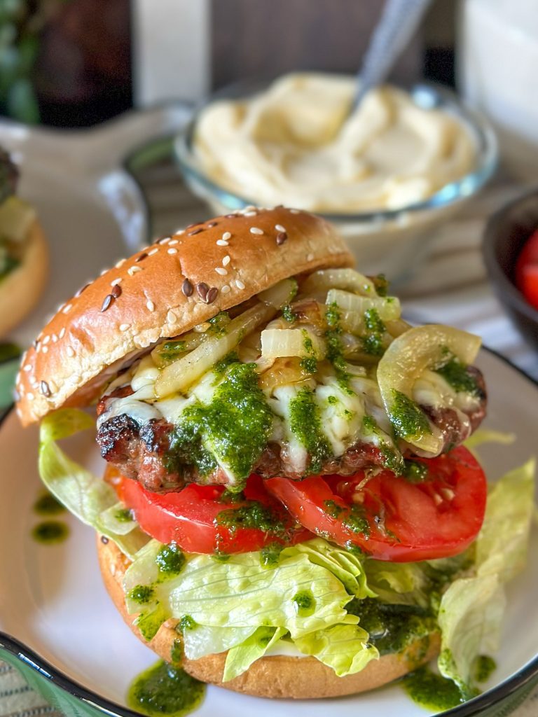 burgers met gebakken uien en kruidenolie 