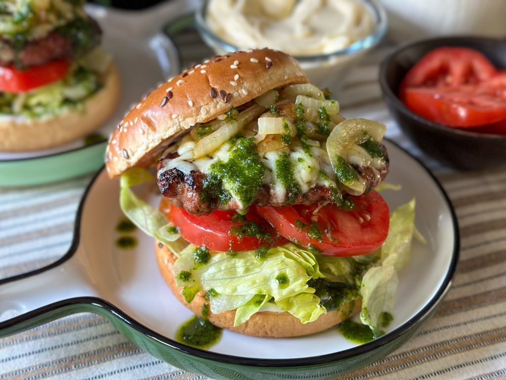 burgers met gebakken uien en kruidenolie