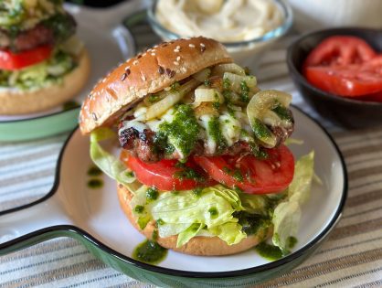 burgers met gebakken uien en kruidenolie