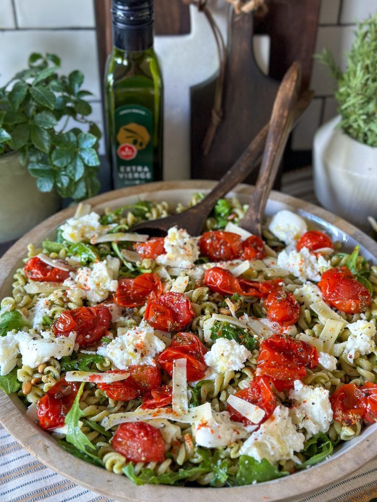 Pastasalade met pesto en geroosterde tomaatjes uit de oven