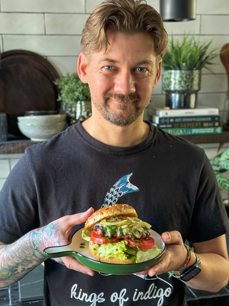 Burgers met gebakken uien en kruidenolie