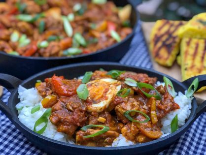 kip kerrie met tomaat en paprika