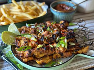 Thaise kipspiesjes in kruidige kokosmelk