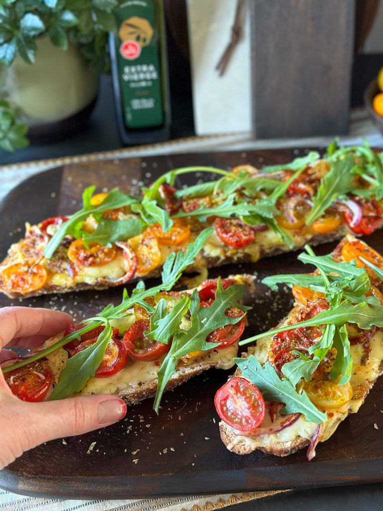 stokbrood met kaas en tomaat uit de oven