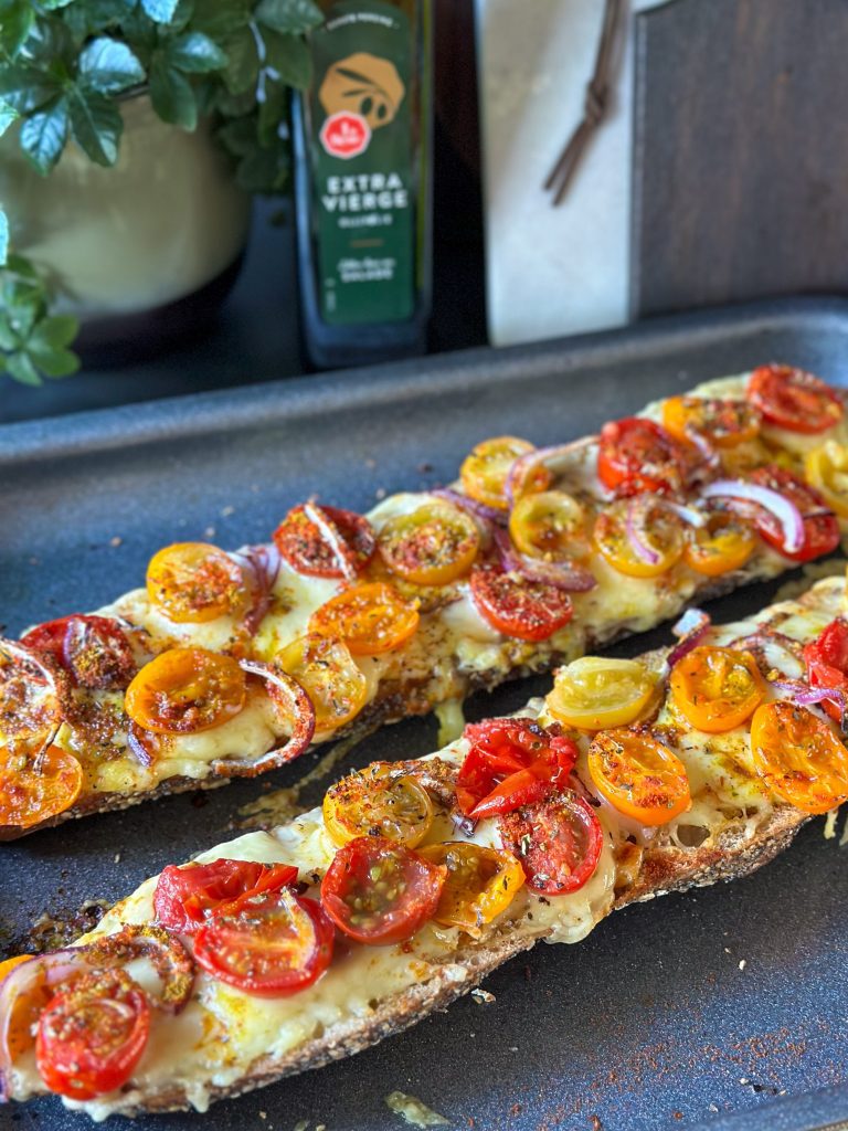 Stokbrood met kaas en tomaat uit de oven