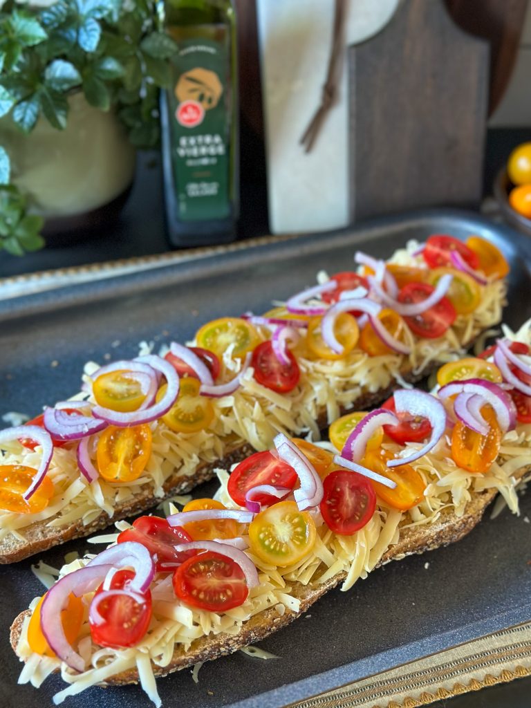 Stokbrood met kaas en tomaat uit de oven