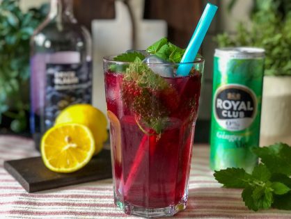 mocktail met bessensiroop en ginger ale