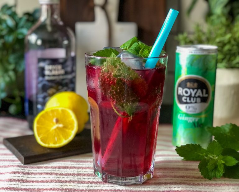 mocktail met bessensiroop en ginger ale