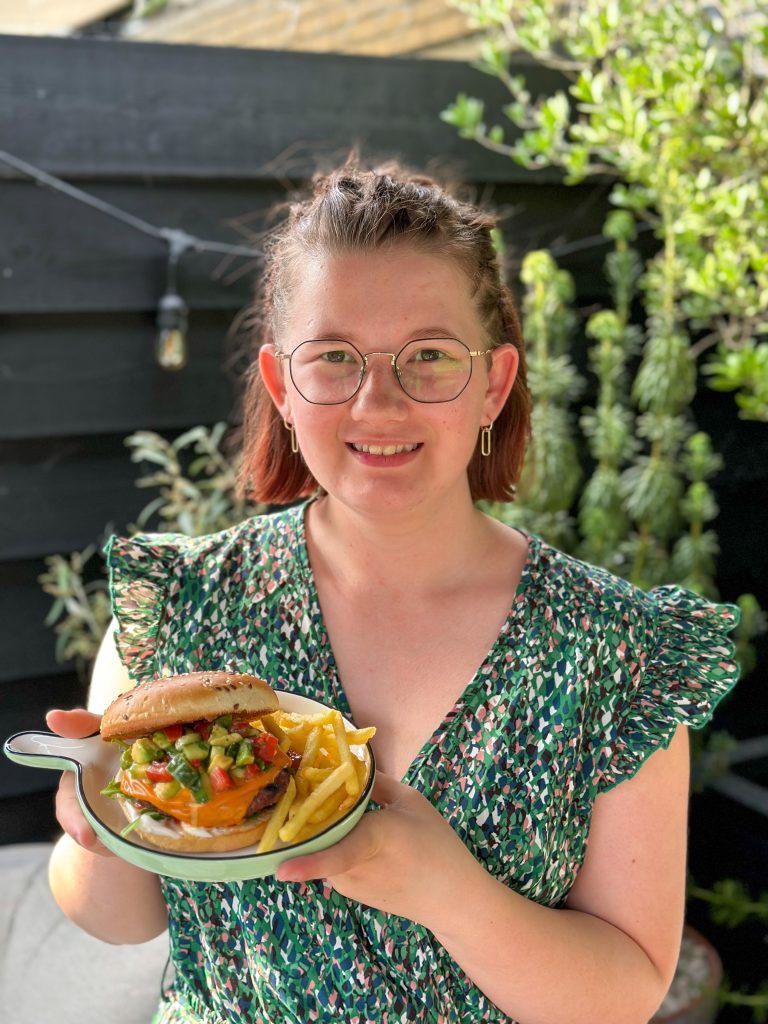 Burgers met pittige salsa en pittige kaas