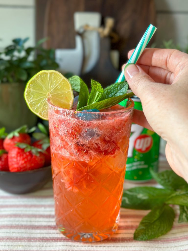 mocktail met aardbeien en 7-up