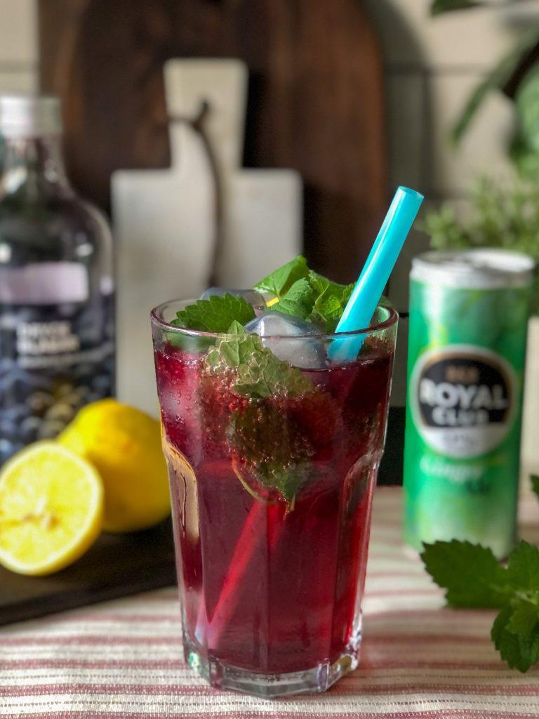 mocktail met ginger ale en bessensiroop