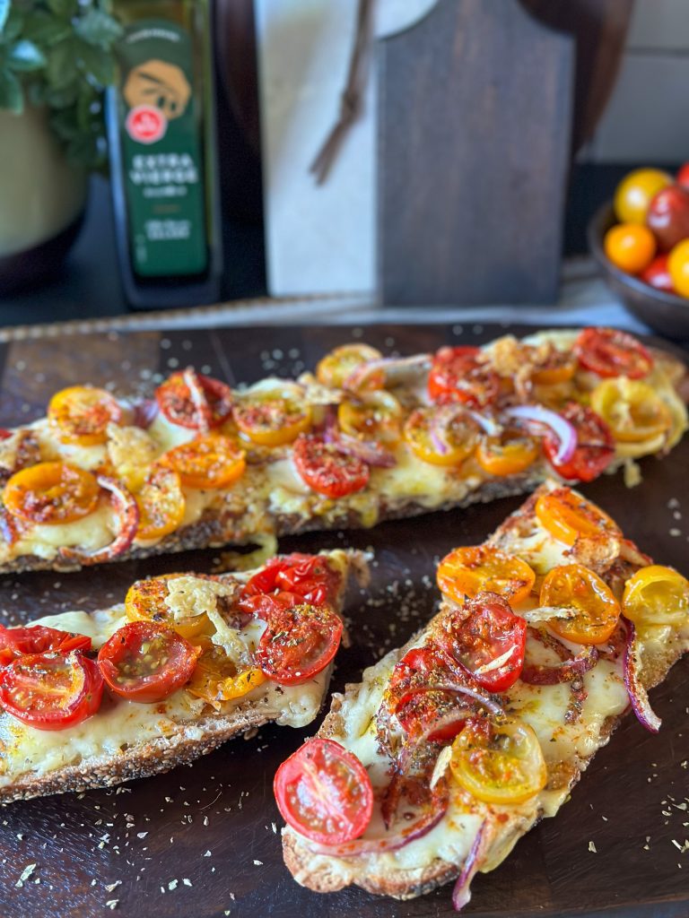 stokbrood met kaas en tomaat uit de oven