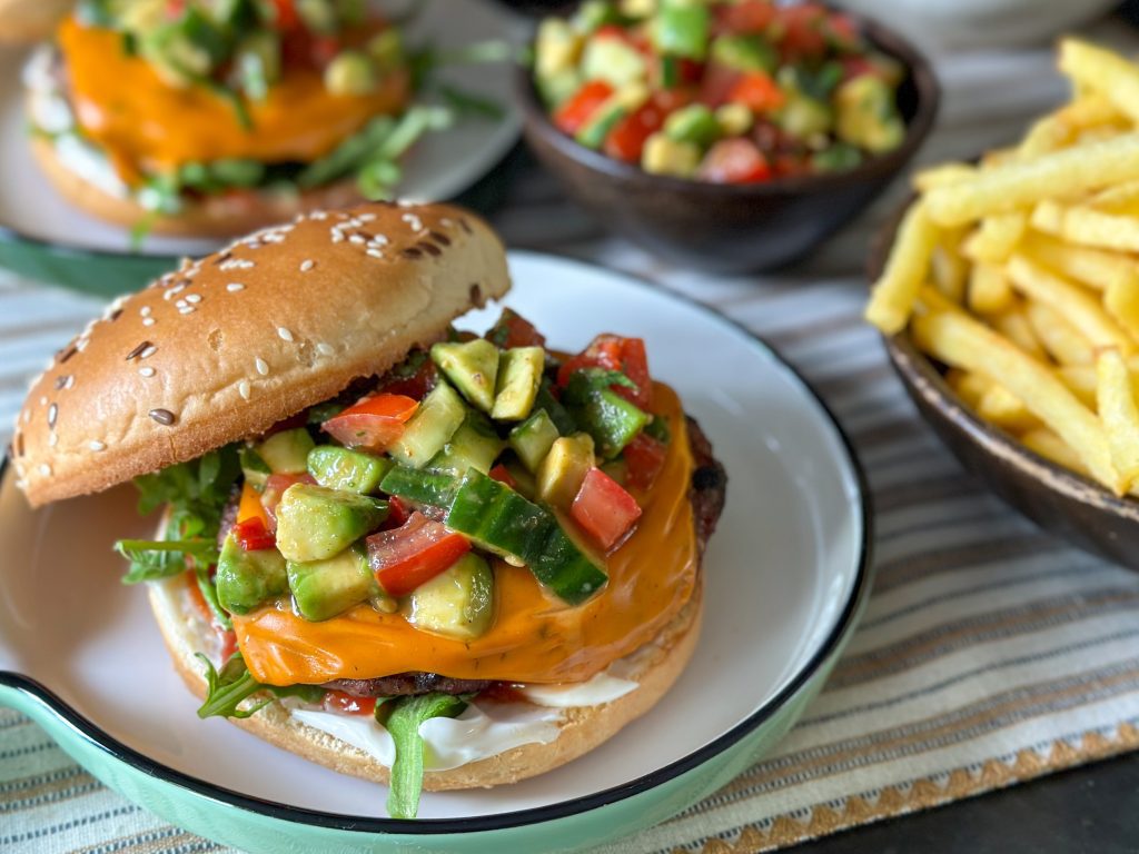 burgers met pittige salsa en pittige kaas