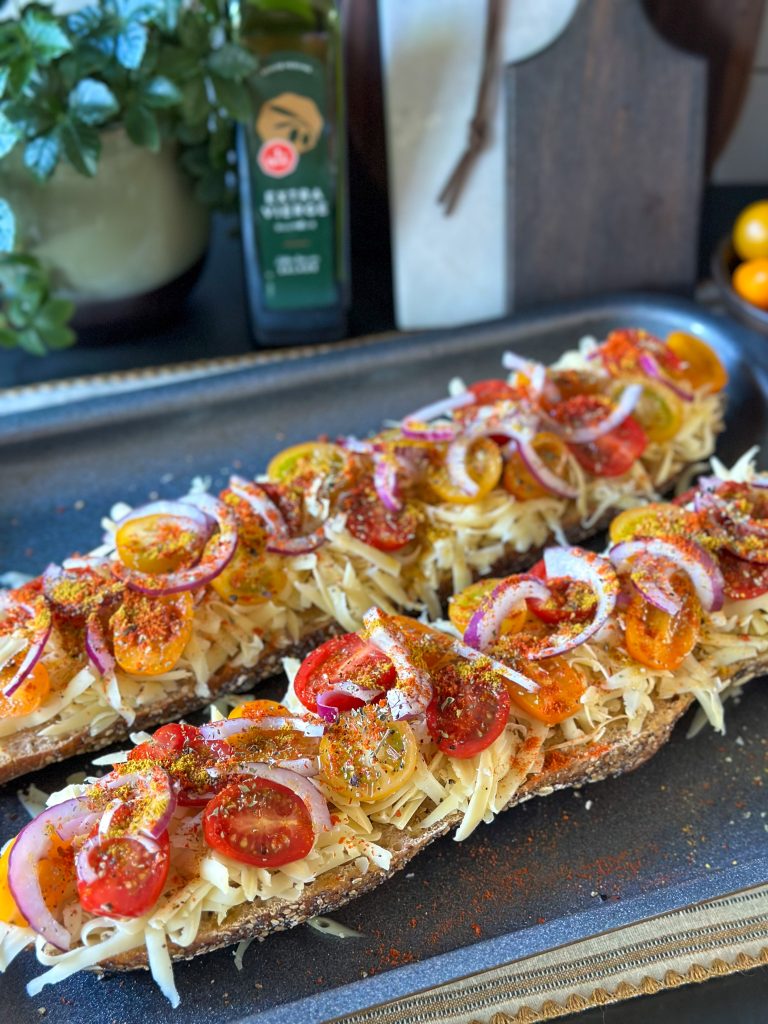 Stokbrood met kaas en tomaat uit de oven