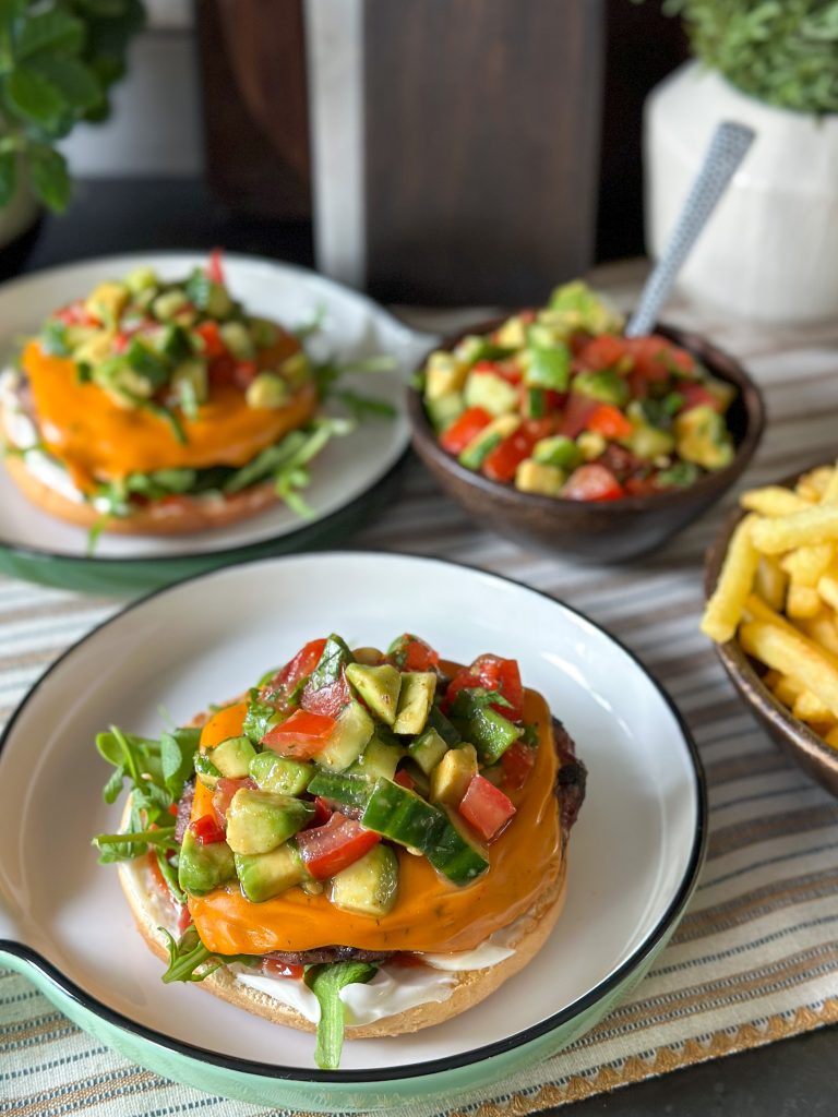 Burgers met pittige salsa en pittige kaas