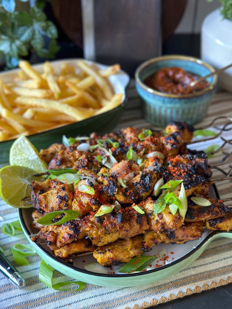 Thaise kipspiesjes in kruidige kokosmelk