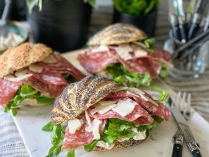 broodje salami met pittige roomkaas